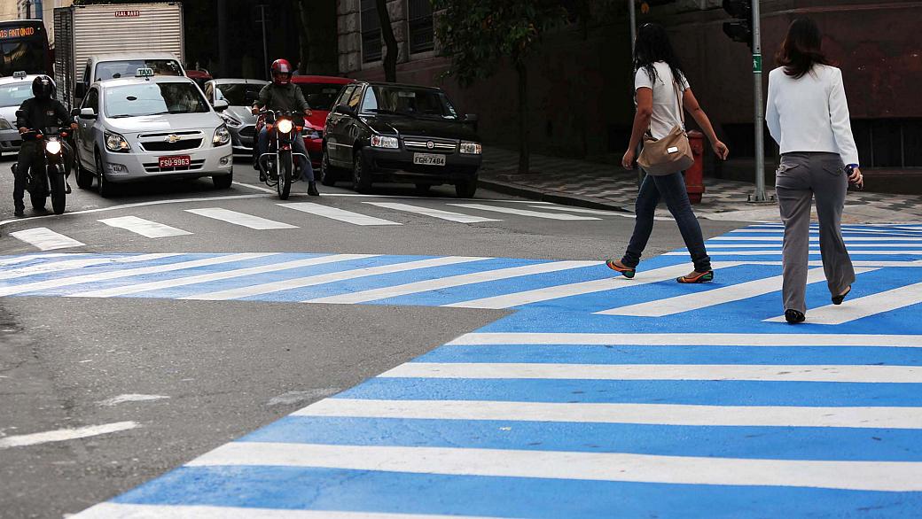 Prefeitura instala as faixas de pedestres diagonais, ou em "X", no cruzamento da Rua Riachuelo com a Cristóvão Colombo, no Centro de São Paulo