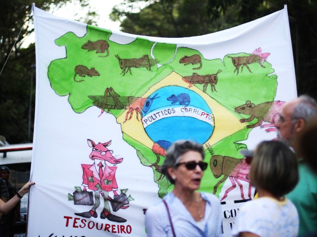 Cartazes foram destaque durante protesto contra o governo do PT e fora Dilma organizado pelos movimentos Brasil Livre, Vem Pra Rua e Revoltados ON LINE, na Avenida Paulista em São Paulo, SP, neste domingo (16)