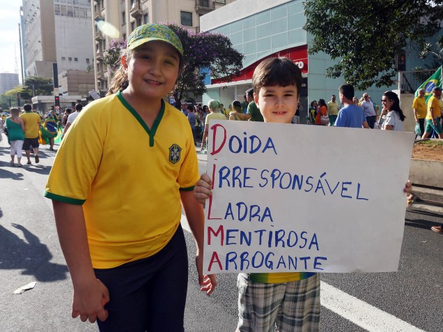 Cartazes foram destaque durante protesto contra o governo do PT e fora Dilma organizado pelos movimentos Brasil Livre, Vem Pra Rua e Revoltados ON LINE, na Avenida Paulista em São Paulo, SP, neste domingo (16)