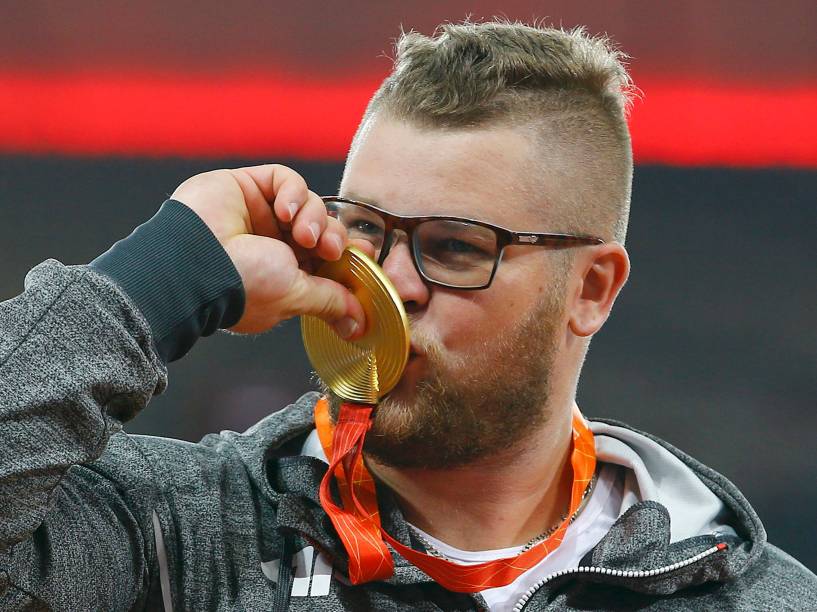 Pawel Fajdek posa com sua medalha de ouro em lançamento de martelo, em Pequim (China), no Mundial de Aletismo