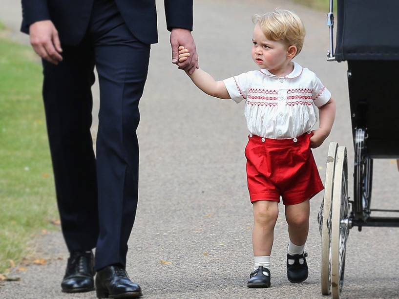 O príncipe George é visto ao chegar com os pais para o batizado da irmã, a princesa Charlotte