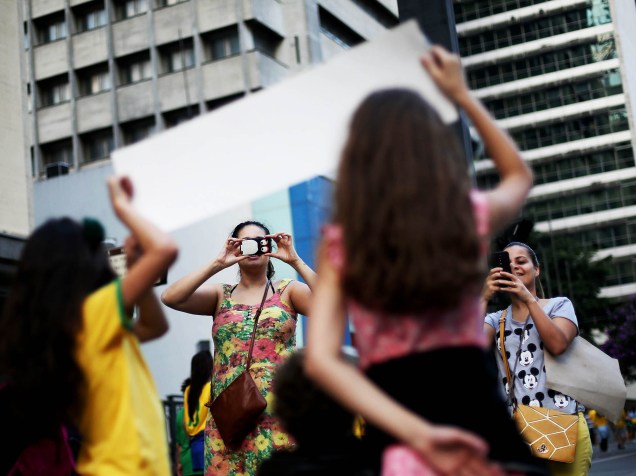 Família vai as ruas durante Manifestação contra o governo em SP, na Avenida Paulista em São Paulo