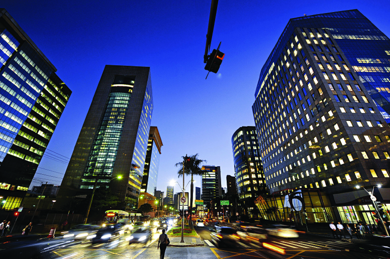 Na dianteira - Pelo terceiro ano consecutivo, São Paulo, que abriga polos de tecnologia e finanças como a Avenida Faria Lima, na capital do estado, lidera o ranking de atratividade para investidores