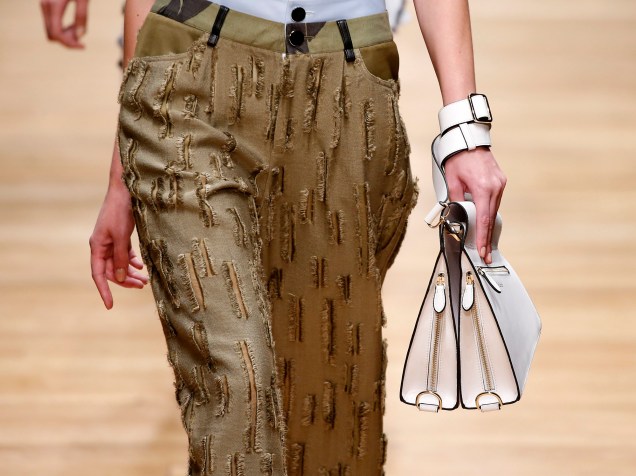 Modelo carrega bolsa de mão criada pelo estilista Adam Andrascik, como parte da coleção primavera-verão 2016 da marca Guy Laroche, durante a Paris Fashion Week, na França