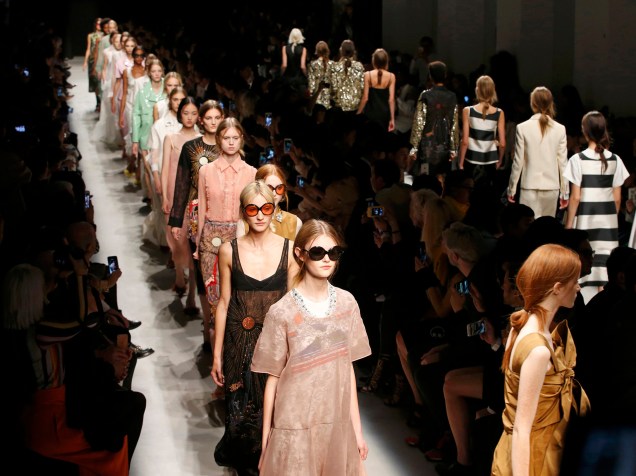 Modelos desfilam com criações do estilista italiano Alessandro DellAcqua como parte da coleção primavera-verão da marca Rochas, durante a Paris Fashion Week, na França