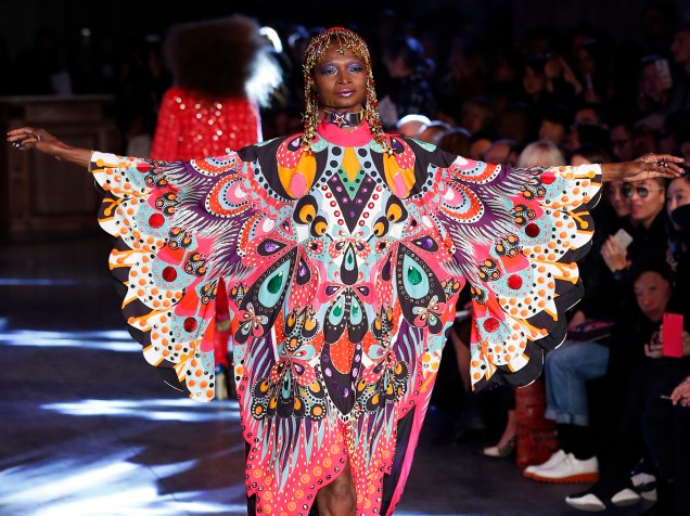 Modelo apresenta criação de Manish Arora em desfile da Paris Fashion Week, na França