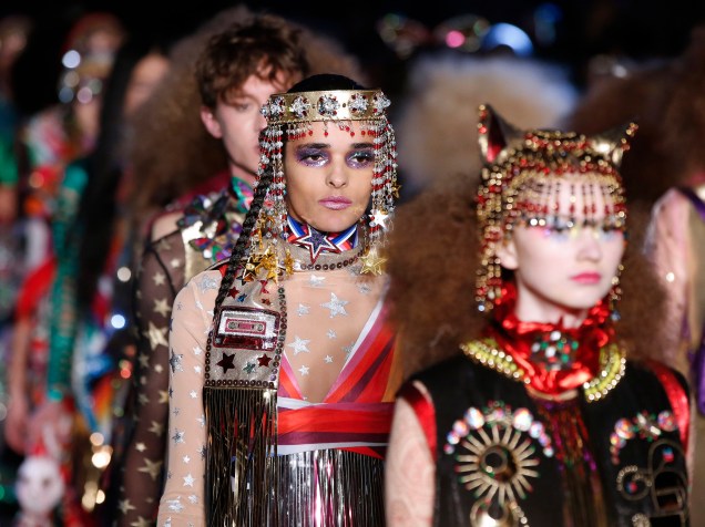 Modelo apresenta criação de Manish Arora em desfile da Paris Fashion Week, na França