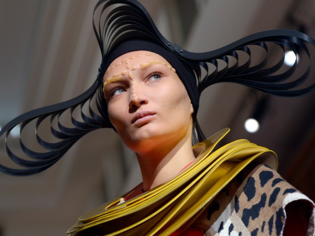 Modelo apresenta criação de Junya Watanabe em desfile da Paris Fashion Week, na França