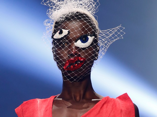 Modelo apresenta criação de Vivienne Westwood em desfile da Paris Fashion Week, na França
