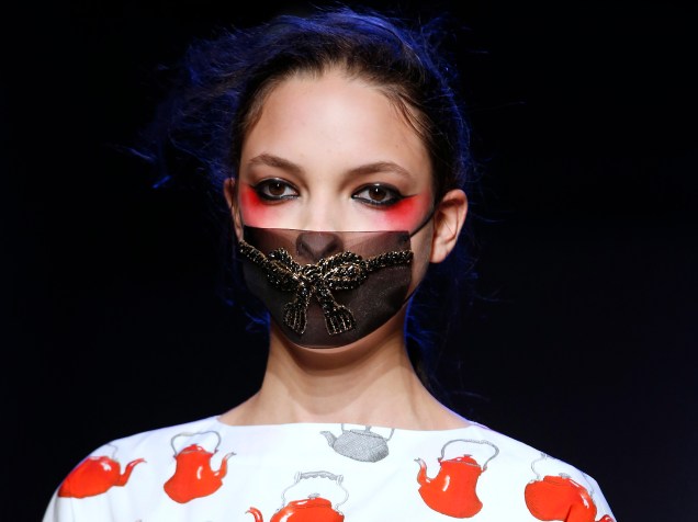 Modelo apresenta criação de Olympia Le Tan durante a Paris Fashion Week, na França