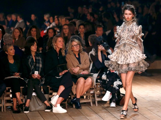 Modelo desfila com criação da estilista Sarah Burton para a marca Alexander McQueen, durante a Paris Fashion Week, na França
