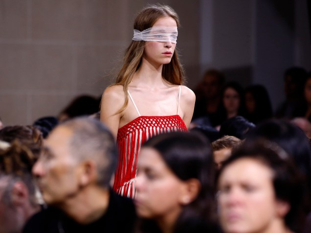 Modelo desfila com criação de Veronique Branquinho, durante a Paris Fashion Week, na França