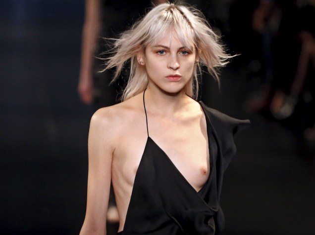 Modelo apresenta criação para o desfile primavera-verão da Saint Laurent durante a Paris Fashion Week, na França