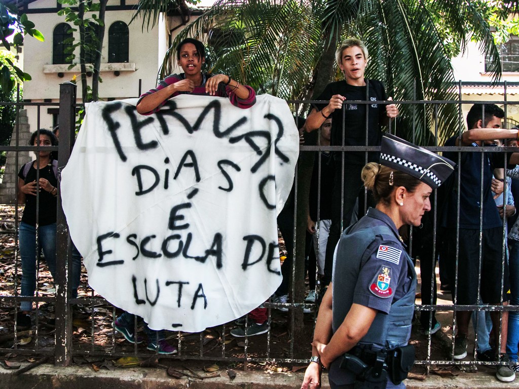 Ao menos cem alunos da escola estadual Fernão Dias Paes, em Pinheiros, na zona oeste de São Paulo, entraram e se trancaram no local na manhã desta terça-feira (10). A ação ocorreu em protesto contra o fechamento de unidades para a reorganização da rede pública anunciada pelo governo Geraldo Alckmin (PSDB)