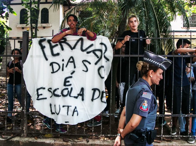 Ao menos cem alunos da escola estadual Fernão Dias Paes, em Pinheiros, na zona oeste de São Paulo, entraram e se trancaram no local na manhã desta terça-feira (10). A ação ocorreu em protesto contra o fechamento de unidades para a reorganização da rede pública anunciada pelo governo Geraldo Alckmin (PSDB)