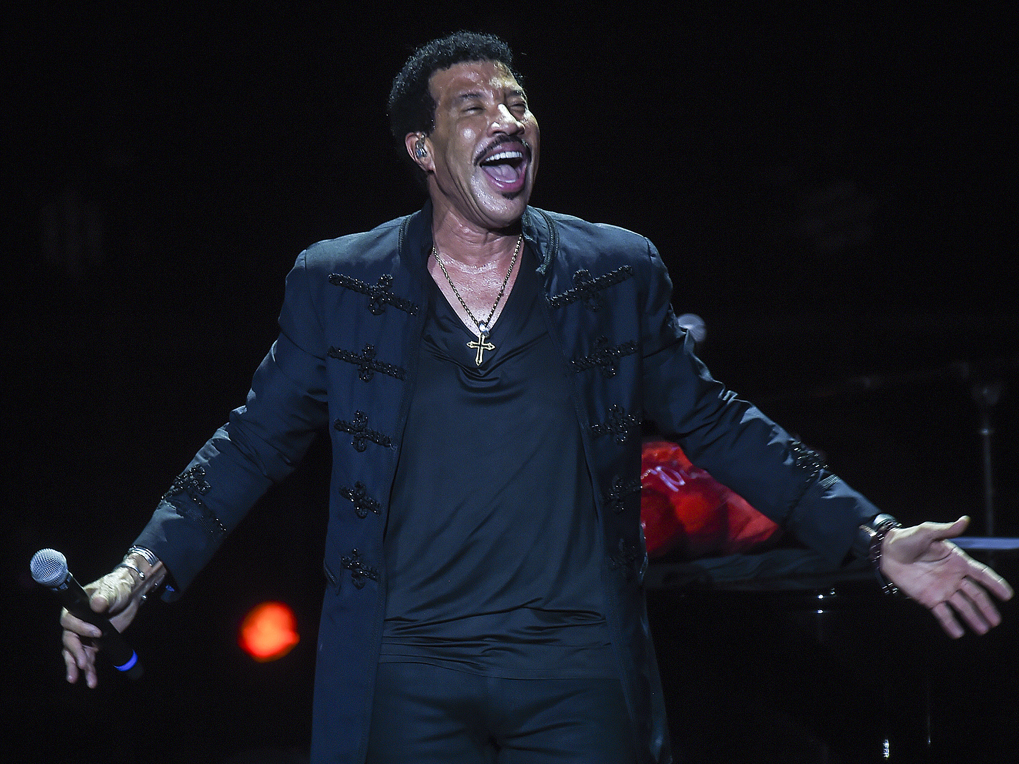 Lionel Richie é levado para hospital às pressas após passar mal durante show
