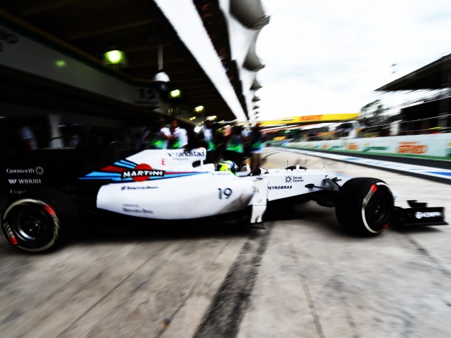 Felipe Massa deixa os boxes durante treino classificatório para o Grande Prêmio do Brasil de Fórmula 1