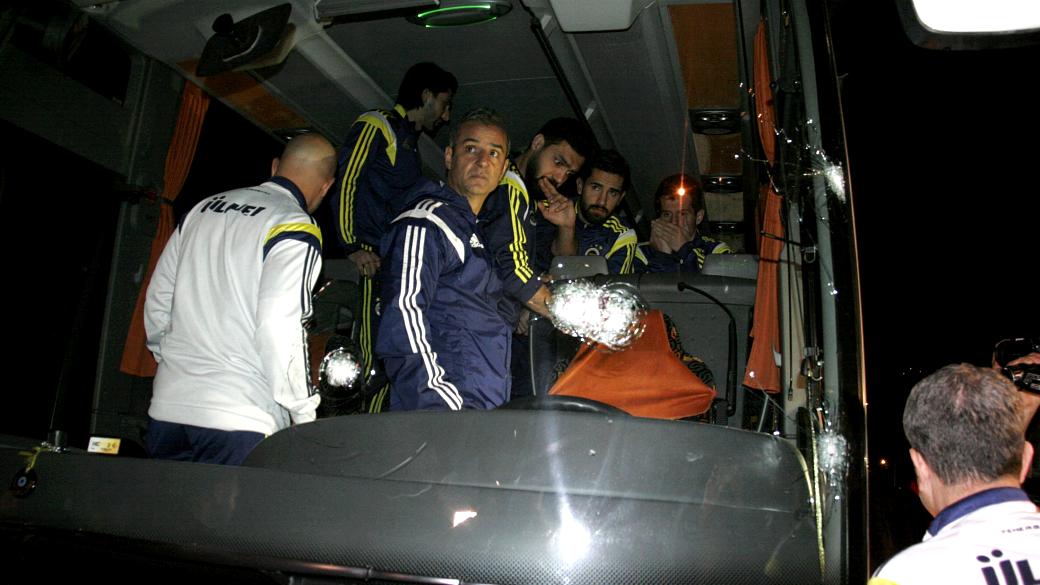 Jogadores do Fenerbahçe aparecem assustados após ônibus da equipe ser alvejado em Trabzon, na Turquia