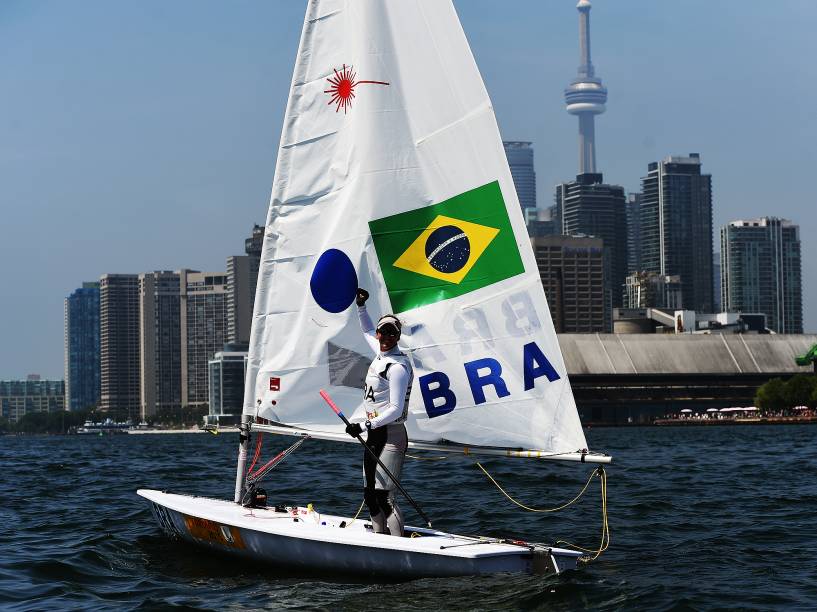 A velejadora Fernanda Decnop ficou com a medalha de bronze na categoria Laser Radial - 18/07/2015