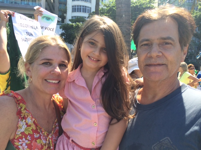 Fernando Vasconcellos protesta com os pais