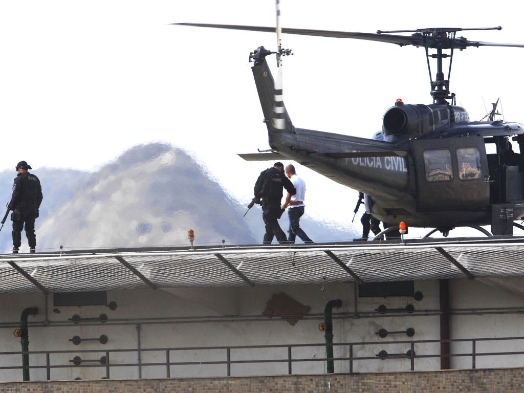 Fernandinho Beira-Mar chega de helicóptero ao fórum no Rio de Janeiro