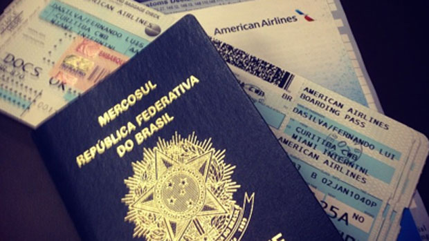Luis Fernando posta fotos do passaporte e passagens antes de embarcar para o México