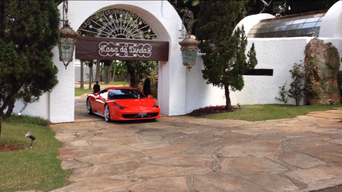 CASA DA DINDA: PF apreende Ferrari de Collor