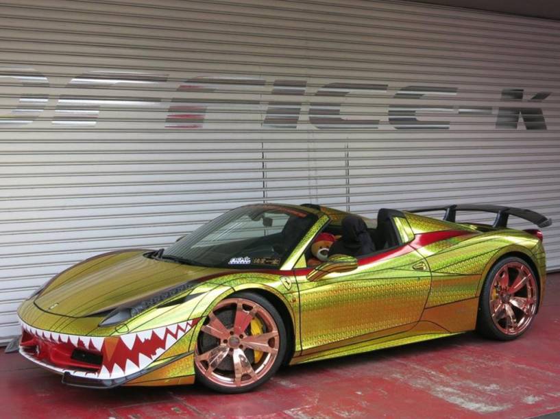 Ferrari Golden Shark: envelopamento em vinil dourado e dentes de tubarão