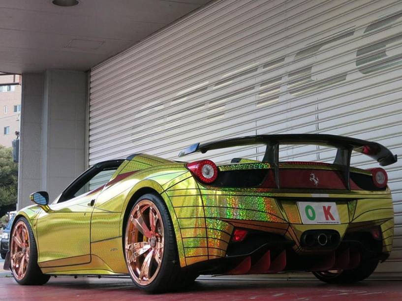 Ferrari Golden Shark: envelopamento em vinil dourado e dentes de tubarão