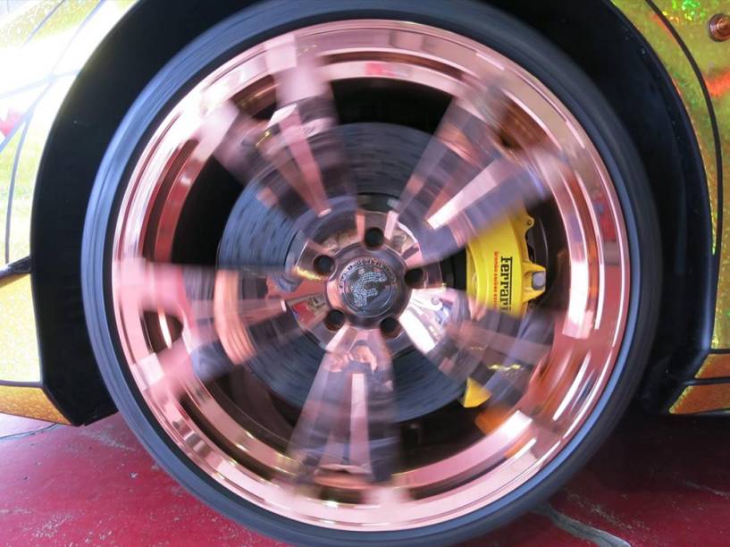 Ferrari Golden Shark: rodas em acabamento cor de rosa