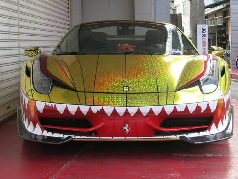 Ferrari Golden Shark: envelopamento em vinil dourado e dentes de tubarão