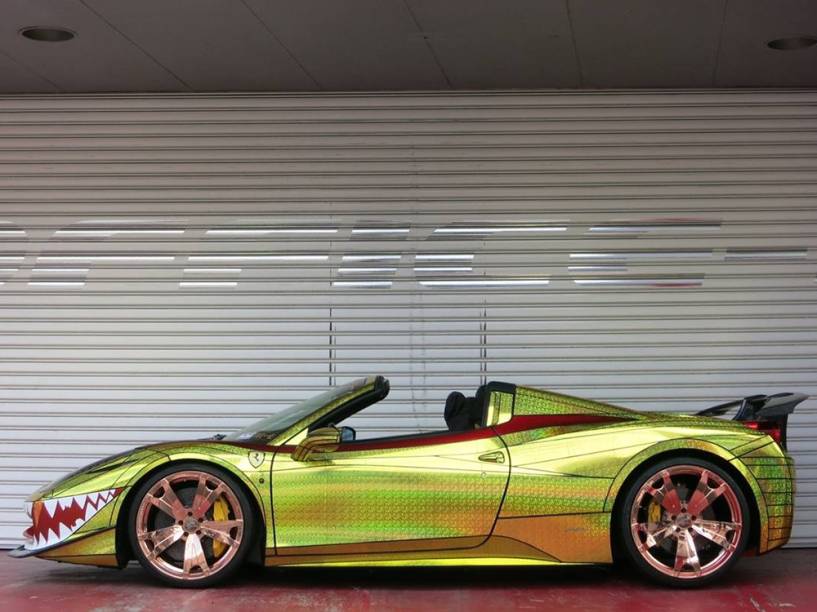 Ferrari Golden Shark: envelopamento em vinil dourado e dentes de tubarão