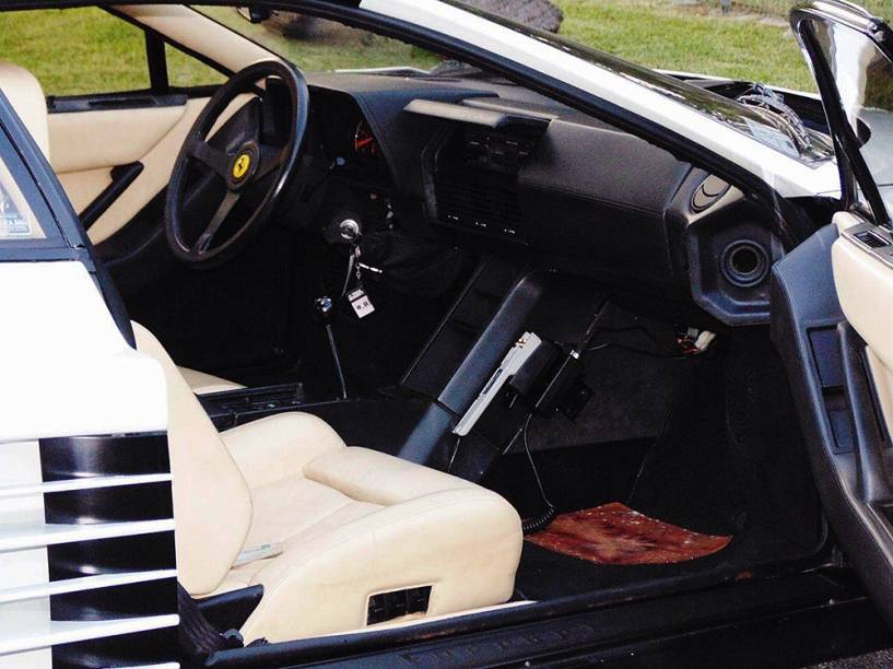 Ferrari Testarossa do seriado Miami Vice: branca e sem retrovisor do lado direito