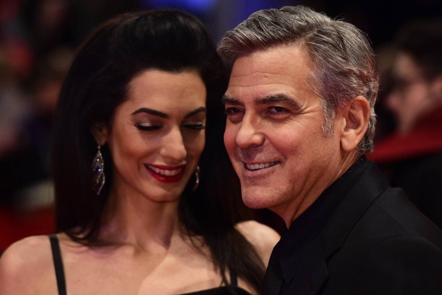Ator americano George Clooney, e sua esposa Amal Alamuddin, posa para fotógrafos, na chegada ao tapete vermelho,para o filme Ave, César!, que será exibido na abertura do Festival de cinema de Berlim, na Alemanha, nesta quinta (11)