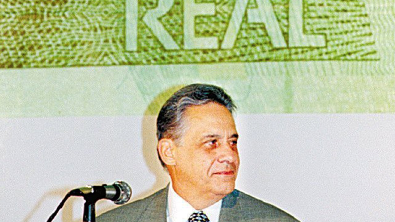 O presidente Fernando Henrique Cardoso na comemoração do primeiro ano do Plano Real, no Centro de Treinamento do Banco do Brasil, em Brasília (DF). (Brasília, DF, 01/07/1995)