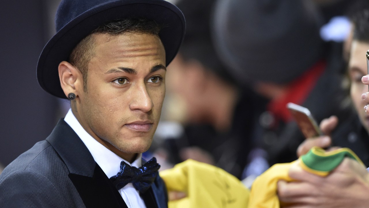 Neymar chega para a cerimônia do prêmio Bola de Ouro Fifa, em Zurique, na Suíça