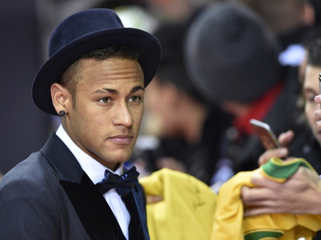 Neymar chega para a cerimônia do prêmio Bola de Ouro Fifa, em Zurique, na Suíça