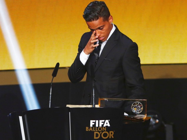 O brasileiro Wendell Lira se emociona após receber o Prêmio Puskás, de gol mais bonito do mundo em 2015