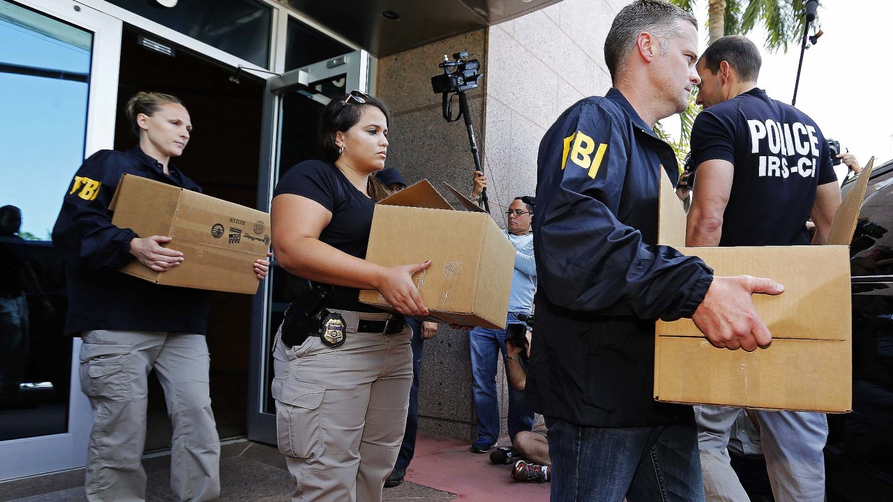 Agentes do FBI apreendem documentos na sede da Concacaf, nos EUA, nesta quarta-feira (27)