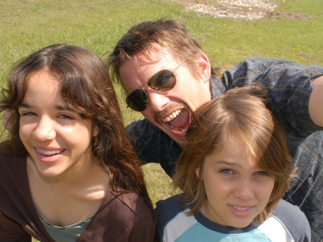 Ethan Hawke, Lorelei Linklater e Ellar Coltrane, do filme Boyhood