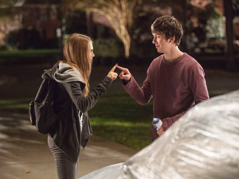 Nat Wolff e Cara Delevingne em cena do filme Cidades de Papel