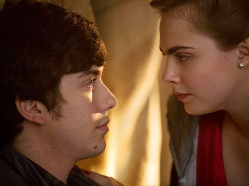 Nat Wolff e Cara Delevingne em cena do filme Cidades de Papel
