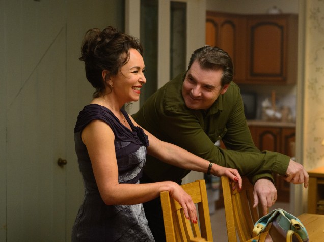 Josie Clark (Samantha Spiro) e Bernard Clark (Brendan Coyle), os pais de Lou (Emilia Clarke)