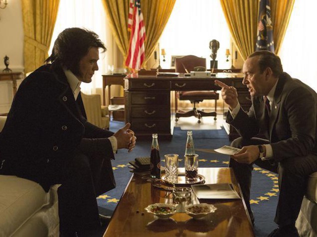 Elvis (Michael Shannon) e Nixon (Kevin Spacey) em cena do filme "Elvis e Nixon"