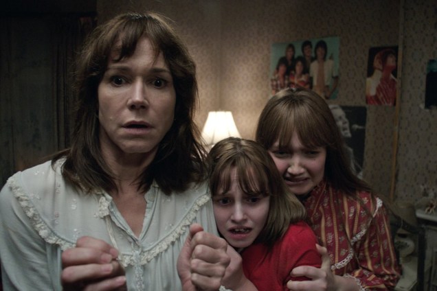 Peggy Hodgson (Frances OConnor) e as filhas Janet (Madison Wolfe) e Margaret (Lauren Esposito) são atormentadas por um espírito em Invocação do Mal 2