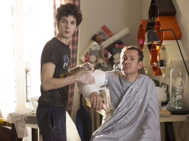 Eloi (Vincent Lacoste) e Jean-René (Dany Boon) em cenas do filme Lolo, o filho da minha namorada