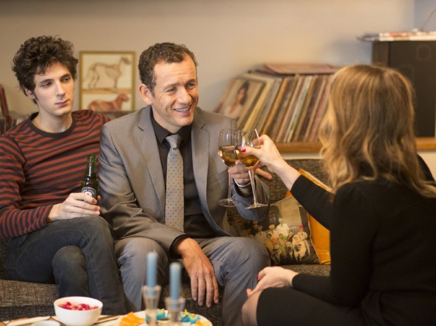 Eloi (Vincent Lacoste), Jean-René (Dany Boon) e Violette (Julie Delpy) em cenas do filme Lolo, o filho da minha namorada