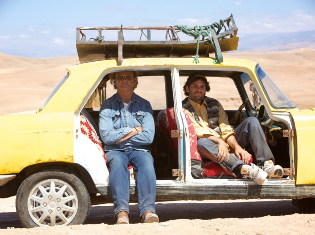 Richie Lanz (Bill Murray) fica amigo do taxista local vivido por Arian Moayed no filme Rock em Cabul