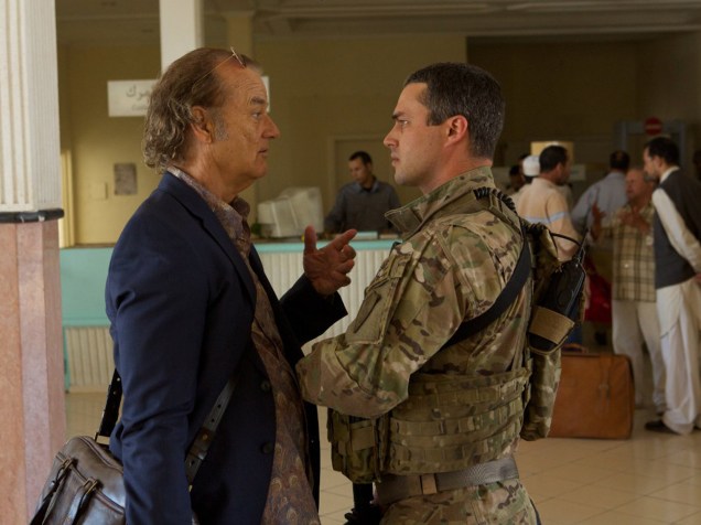 Richie Lenz (Bill Murray) e Barnes (Taylor Kinney) no filme Rock em Cabul