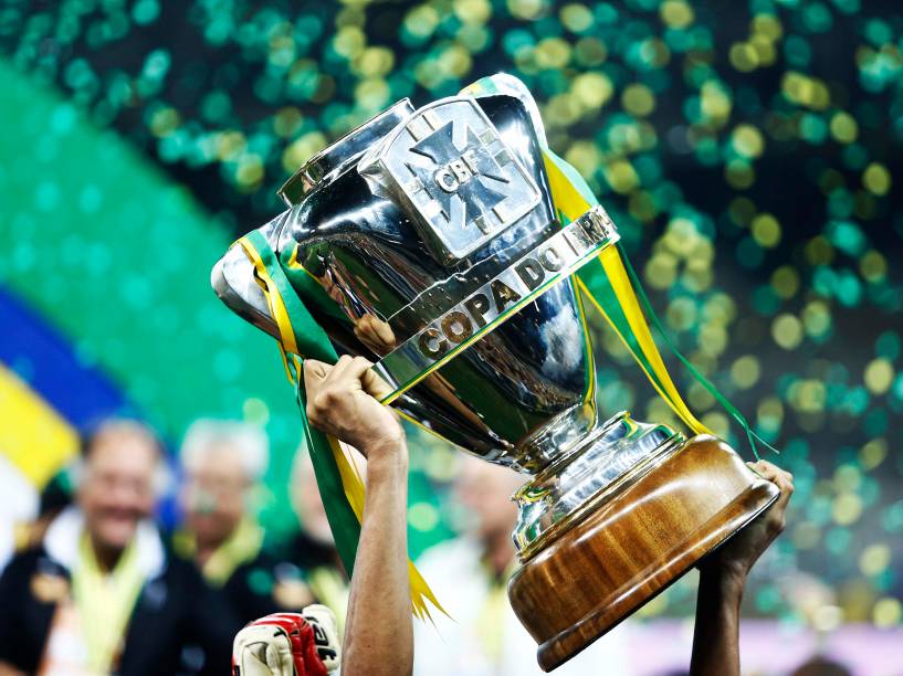 Jogadores do Atlético-MG erguem a taça de campeão da Copa do Brasil, no Mineirão